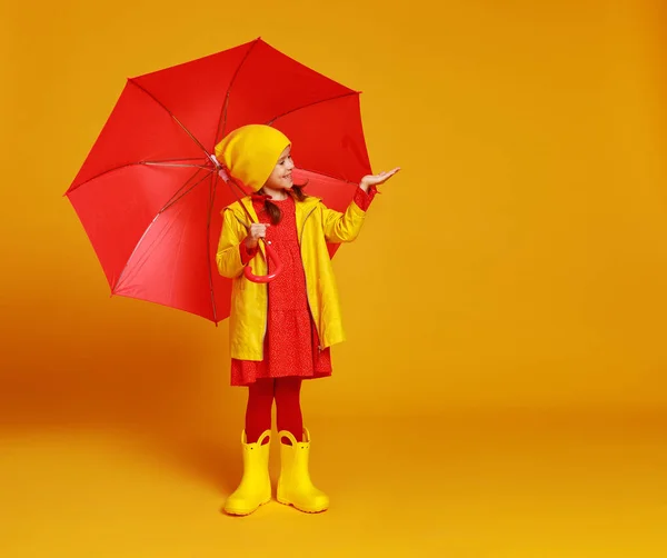 Jovem alegre menina criança alegre emocional rindo com umb vermelho — Fotografia de Stock