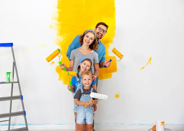 Reparation i lägenhet. Lycklig familj mor, far och barn — Stockfoto