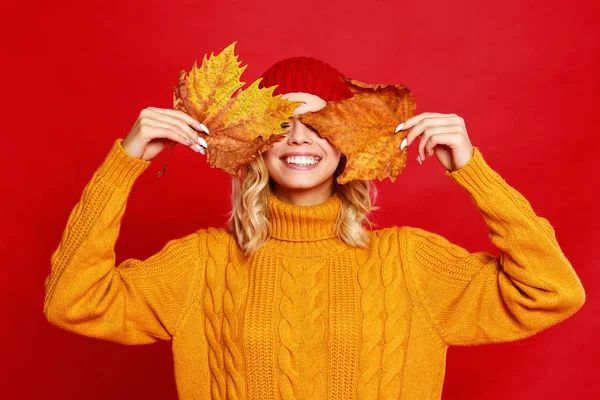 Fröhliche emotionale fröhliche Mädchen lachen mit gestrickten Herbst ca — Stockfoto