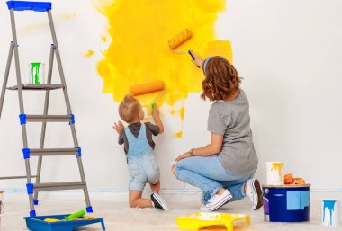Dairede tamir. Mutlu aile anne ve çocuk oğlu wa boyalar