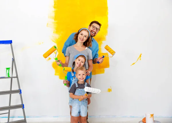 Reparação em apartamento. Mãe de família feliz, pai e filhos — Fotografia de Stock