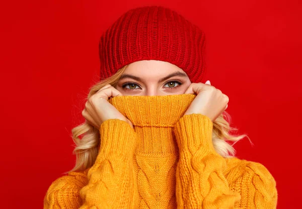 Menina alegre emocional feliz rindo com gorro de outono de malha — Fotografia de Stock