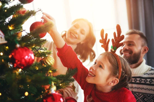 快乐的家庭母亲、父亲和女儿装饰着圣诞节 — 图库照片