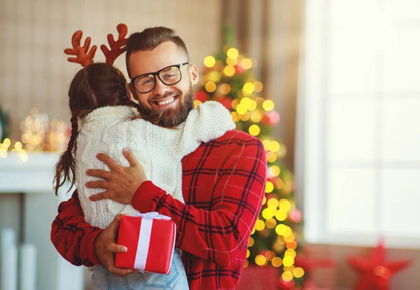 Heureux père de famille et fille enfant donnant cadeau de Noël — Photo
