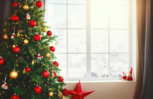 Arbre intérieur de Noël avec cadeaux près de la fenêtre à hom — Photo