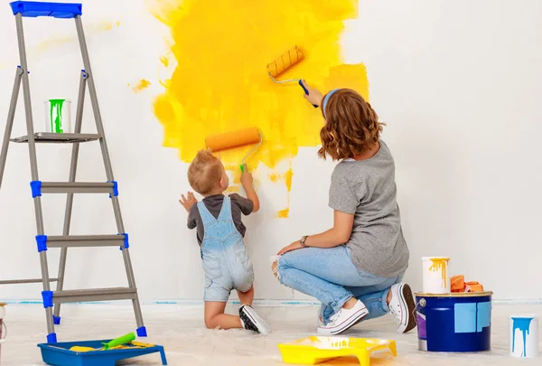 Repair in apartment. Happy family mother and child son paints wa — Stock Photo, Image