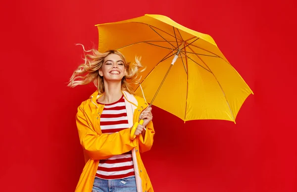 Joven feliz emocional alegre chica riendo y saltando con vosotros —  Fotos de Stock