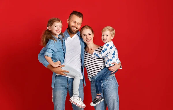 Счастливая семья отец и дети дочь и сын рядом с — стоковое фото