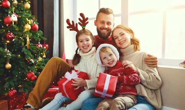 Família feliz com presentes perto da árvore de Natal no hom — Fotografia de Stock