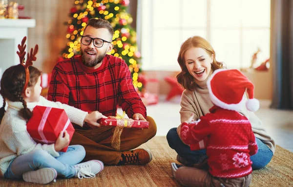 Gelukkig familie open cadeautjes op kerstochtend — Stockfoto
