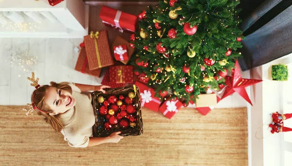 Mulher feliz decoração árvore de Natal em hom — Fotografia de Stock