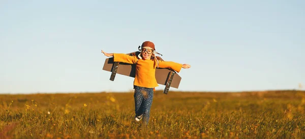 Barn pilot flygare med vingar flygplan drömmar om att resa i — Stockfoto