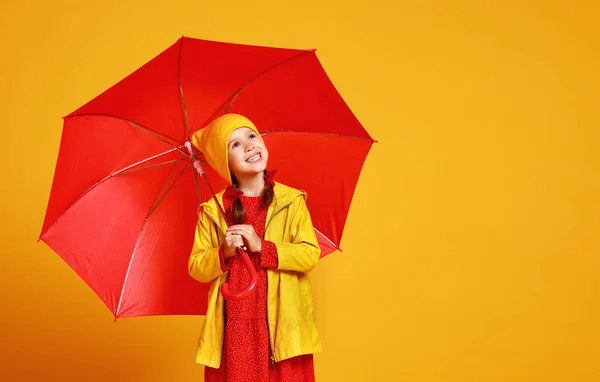 Молода щаслива емоційна весела дівчинка сміється з червоним парасолькою — стокове фото