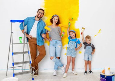 Dairede tamir. Mutlu aile anne, baba ve çocuklar   