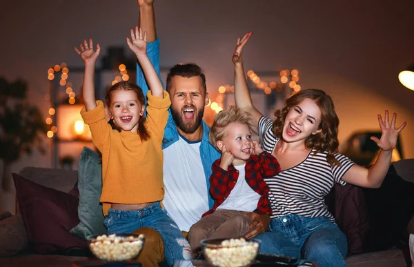 Família mãe pai e filhos assistindo projetor, TV, filmes — Fotografia de Stock