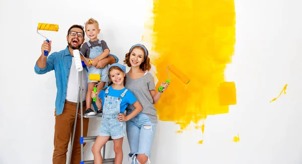 Réparation dans l'appartement. Bonne famille mère, père et enfants — Photo