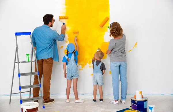 Reparatie in appartement. Gelukkige familie moeder, vader en kinderen — Stockfoto