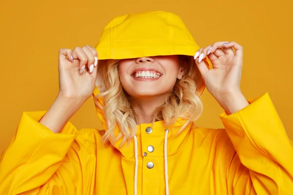 Jovem menina emocional feliz rindo com capa de chuva com capuz o — Fotografia de Stock