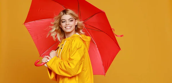 Fiatal boldog érzelmi vidám lány nevetve piros esernyő — Stock Fotó