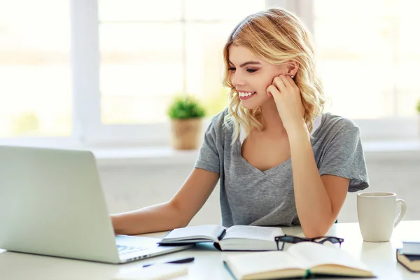 Gelukkig jong meisje werkt bij computer thuis — Stockfoto