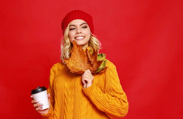 Šťastná citově veselá dívka se smíchem s pleteným podzimním čapkou — Stock fotografie