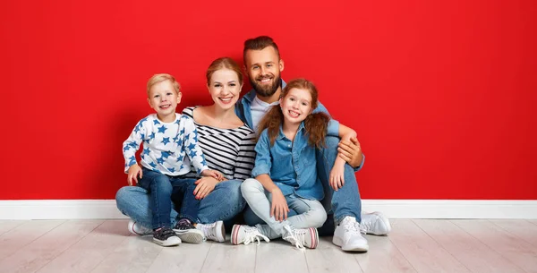 Lycklig familj mor far och barn dotter och son nära en — Stockfoto