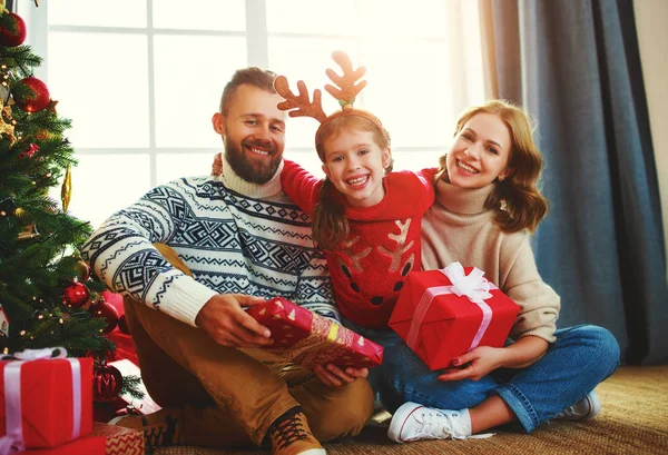 Família feliz com presentes perto da árvore de Natal no hom — Fotografia de Stock