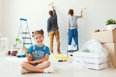 Dairede onarın. Mutlu aile anne, baba ve çocuk daugh