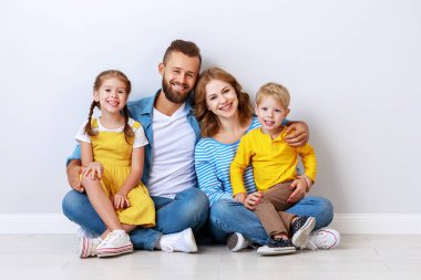 Mutlu bir aile, anne, baba ve çocuklar.