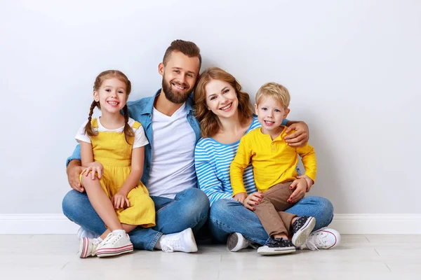 Família feliz mãe pai e filhos filha e filho perto de um — Fotografia de Stock