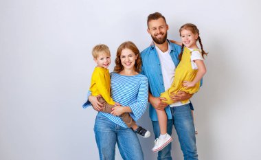 Mutlu bir aile, anne, baba ve çocuklar.