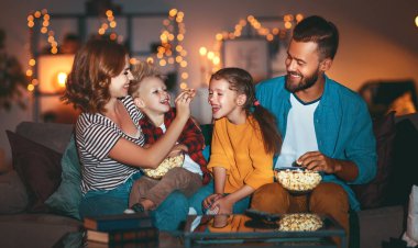 aile anne baba ve çocuk izlerken projektör, Tv, film