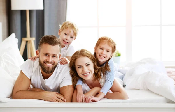 Mutlu aile anne, baba ve çocuklar gülüyor, oynuyor ve... — Stok fotoğraf