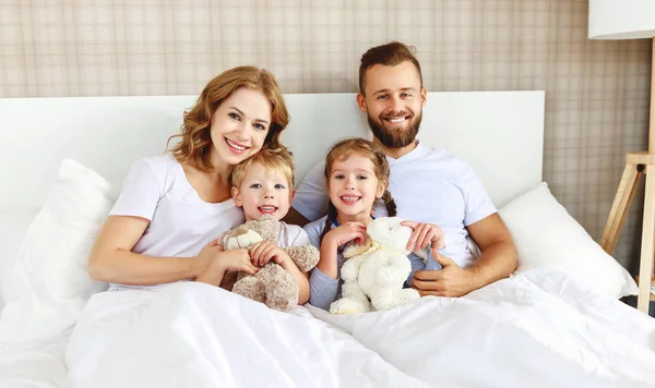 Gelukkig gezin moeder, vader en kinderen lachen, spelen en h — Stockfoto