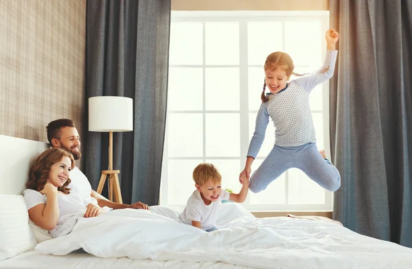 Счастливая семья мать, отец и дети смеются, играют и j — стоковое фото