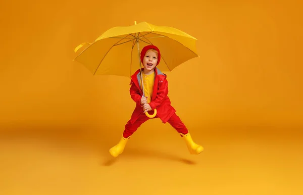 Feliz menino criança alegre emocional pulando e rindo com re — Fotografia de Stock
