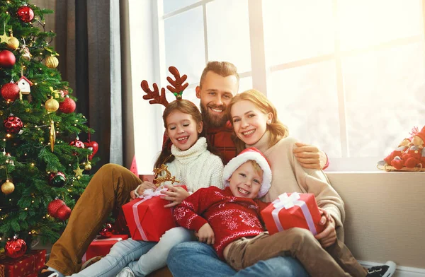 Szczęśliwa rodzina otwarte prezenty na Boże Narodzenie rano — Zdjęcie stockowe