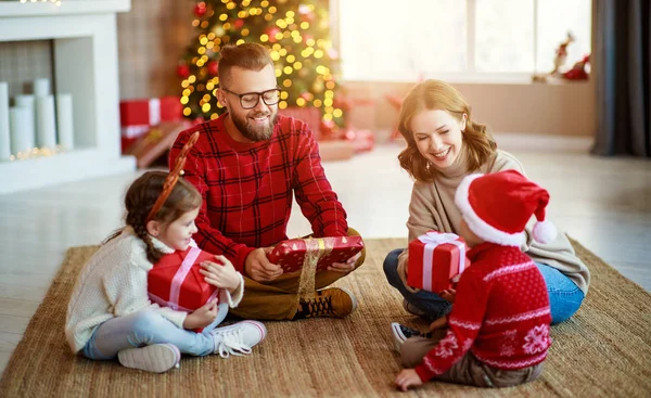 Happy rodina otevřené dárky na vánoční ráno — Stock fotografie