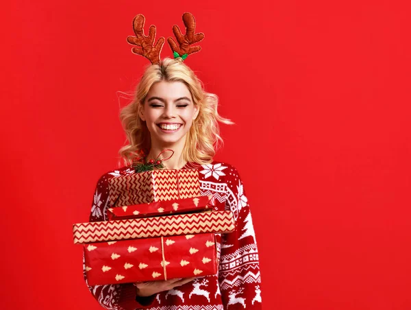 Feliz joven alegre chica ríe y salta en el sombrero de Navidad y — Foto de Stock