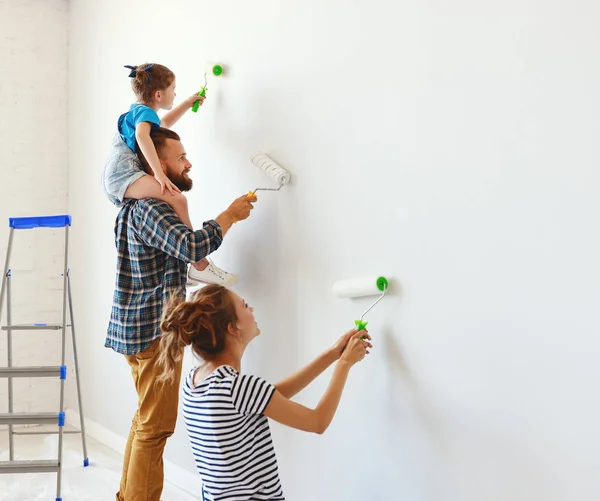 Riparazione in appartamento. Felice famiglia madre, padre e figlio daugh — Foto Stock