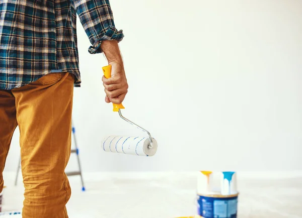 Reparatie in appartement. Gelukkig man verven muur — Stockfoto