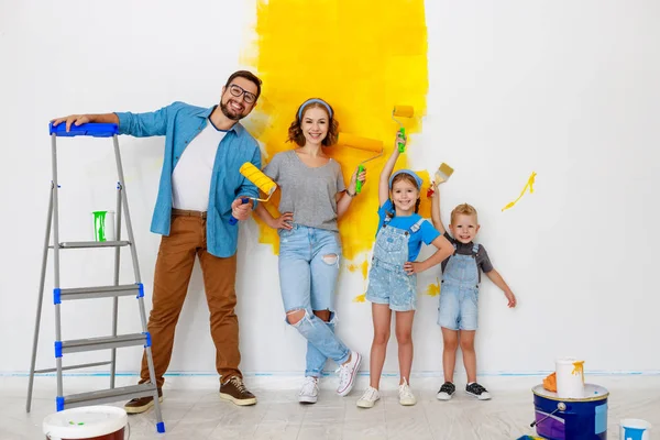 Reparatie in appartement. Gelukkige familie moeder, vader en kinderen — Stockfoto