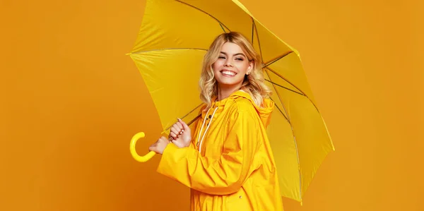 Junge glückliche emotionale Mädchen lachen mit Regenschirm auf farbigen — Stockfoto