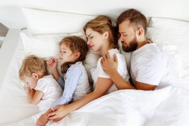 Sağlıklı uyku. Mutlu aile babaları ve çocukları nerede uyuyor?