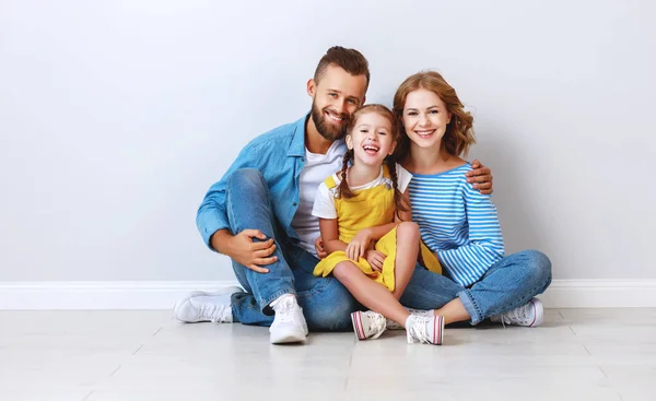 Happy family mother father and child  near an empty brick wal — Stock Photo, Image