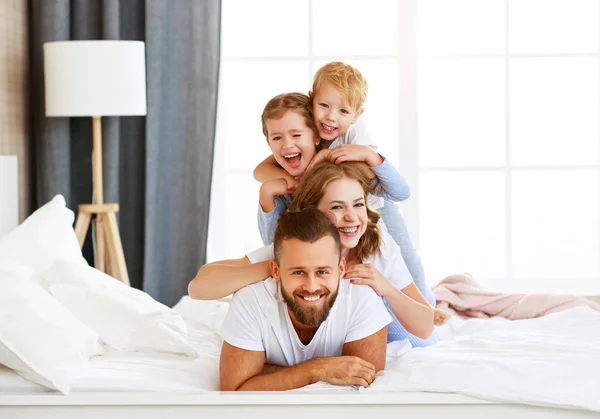 Šťastná rodina matka, otec a děti se smějí, hrají a s — Stock fotografie
