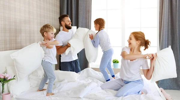 Feliz familia madre, padre e hijos riendo, jugando y j —  Fotos de Stock