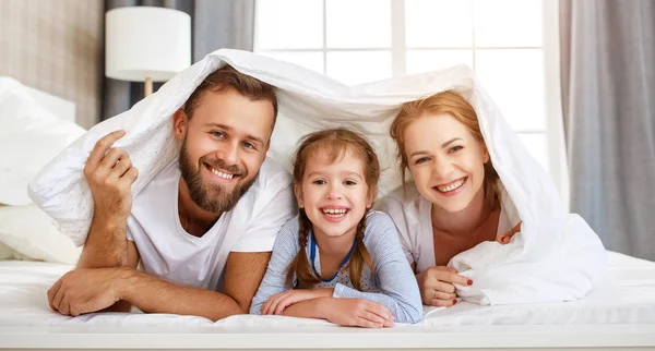 Família feliz mãe, pai e filho rindo, brincando e smi — Fotografia de Stock