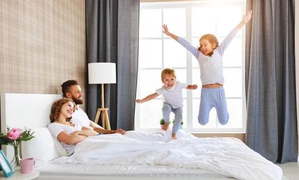 Família feliz mãe, pai e filhos rindo, brincando e j — Fotografia de Stock