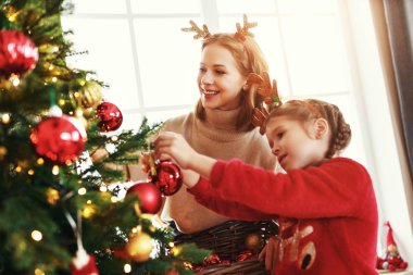 mutlu aile anne ve çocuk kız süslenen Noel ağacı